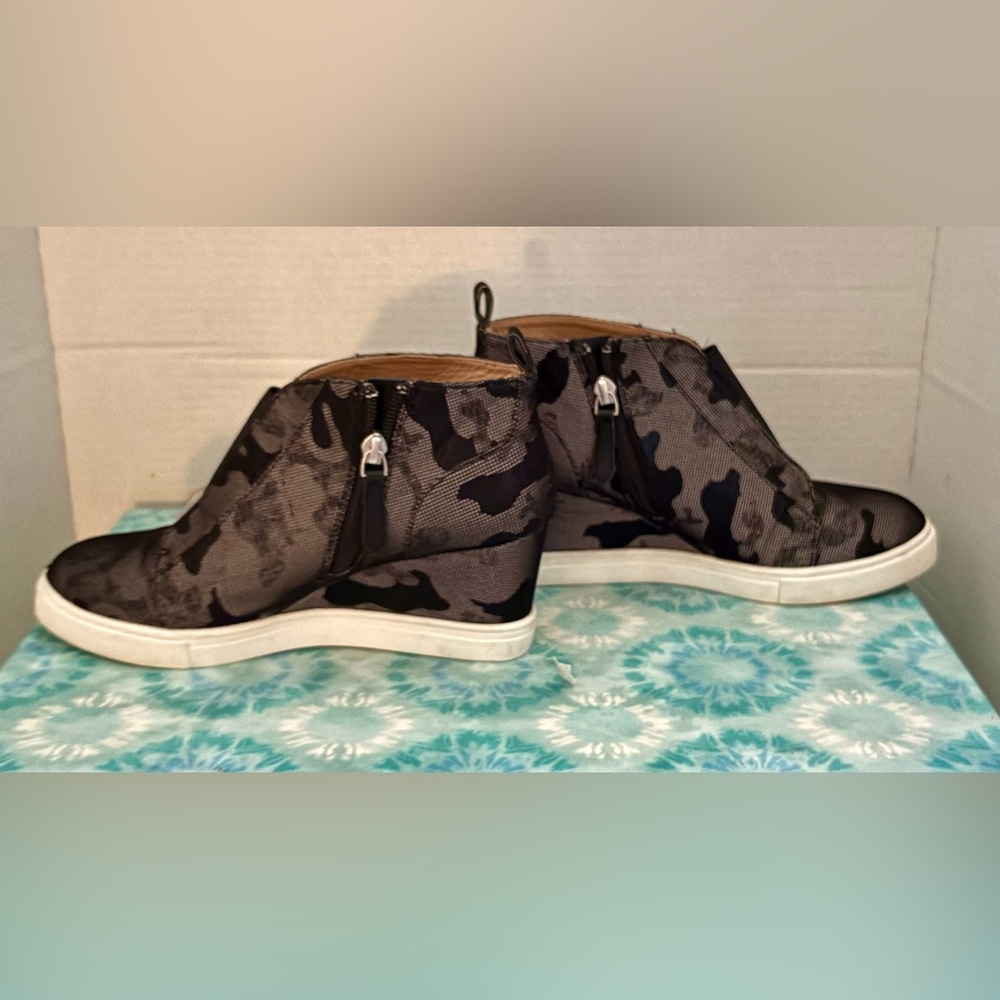 PAOLA WOMENS SNEAKERS, WEDGE, BLACK/ GREY CAMO, size 7.5